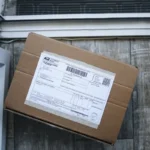 Paket kardus cokelat dengan label pengiriman siap diantar ke alamat penerima